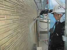 クリアー塗装は既存の外壁の状態をそのまま残すため、高圧洗浄が非常に大切です