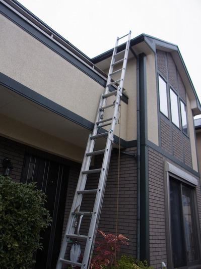 お見積り計測は、はしごで屋根もチェックします。